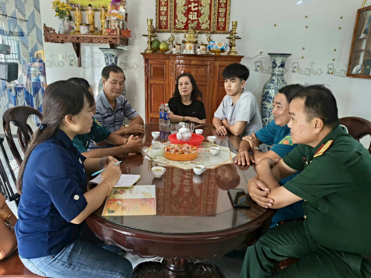 Ban CHQS huyện Hoà Bình gặp gỡ, thăm hỏi, động viên thanh niên trước ngày hội tòng quân.