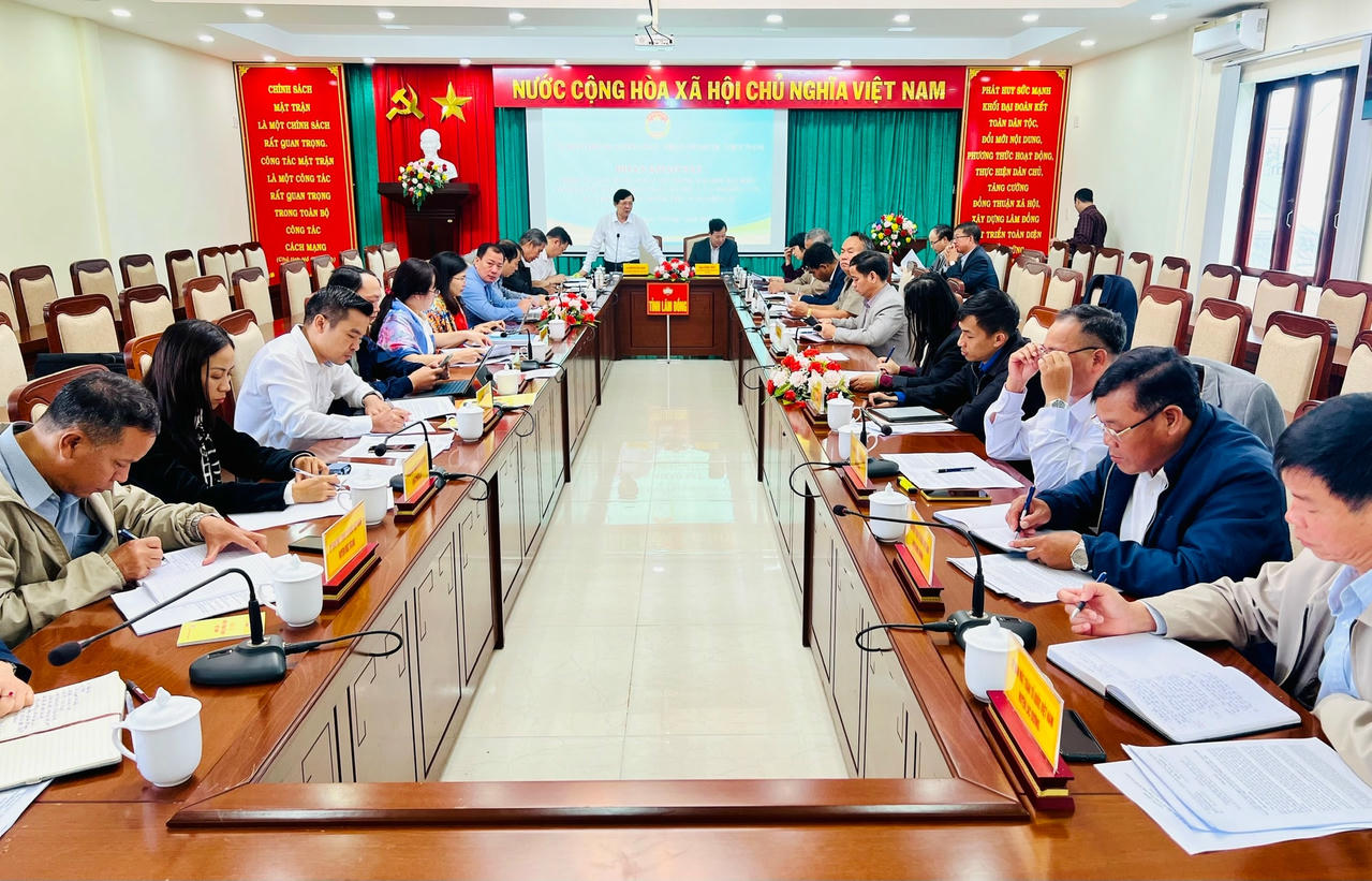 Toàn cảnh buổi làm việc.