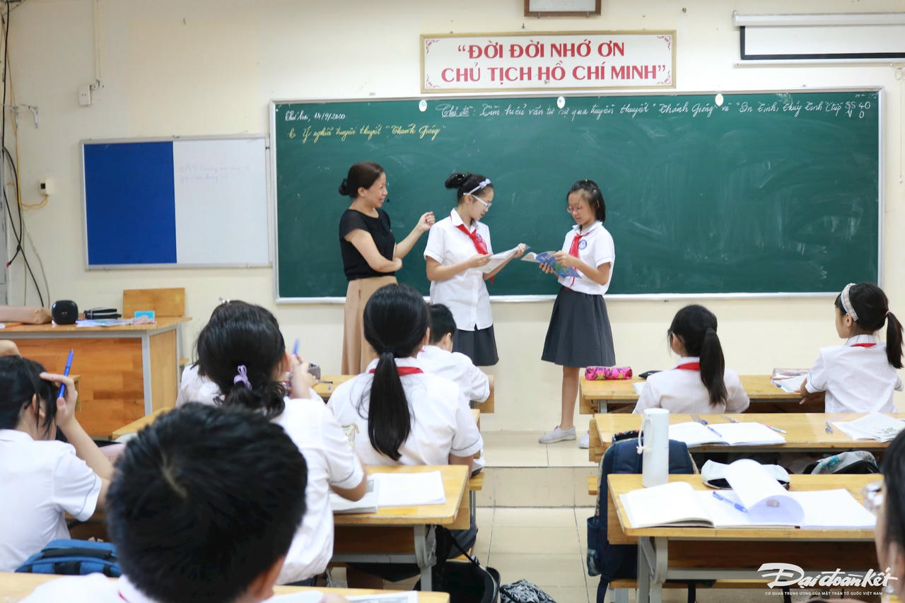 Một giờ học chính khoá của cô và trò Trường THCS Chu văn An (quận Tây Hồ, Hà Nội). Ảnh: Nguyễn Hoài.