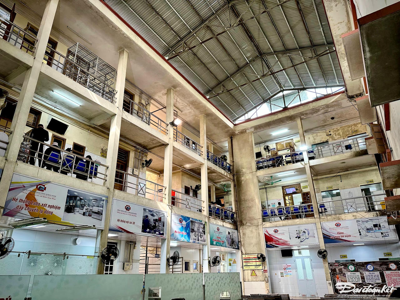 Khoa khám bệnh (Bệnh viện Đa khoa tỉnh Quảng Ninh) đã bị xuống cấp, hư hại. Bão Yagi cũng ảnh hướng tới công trình. Ảnh: Ngọc Anh.