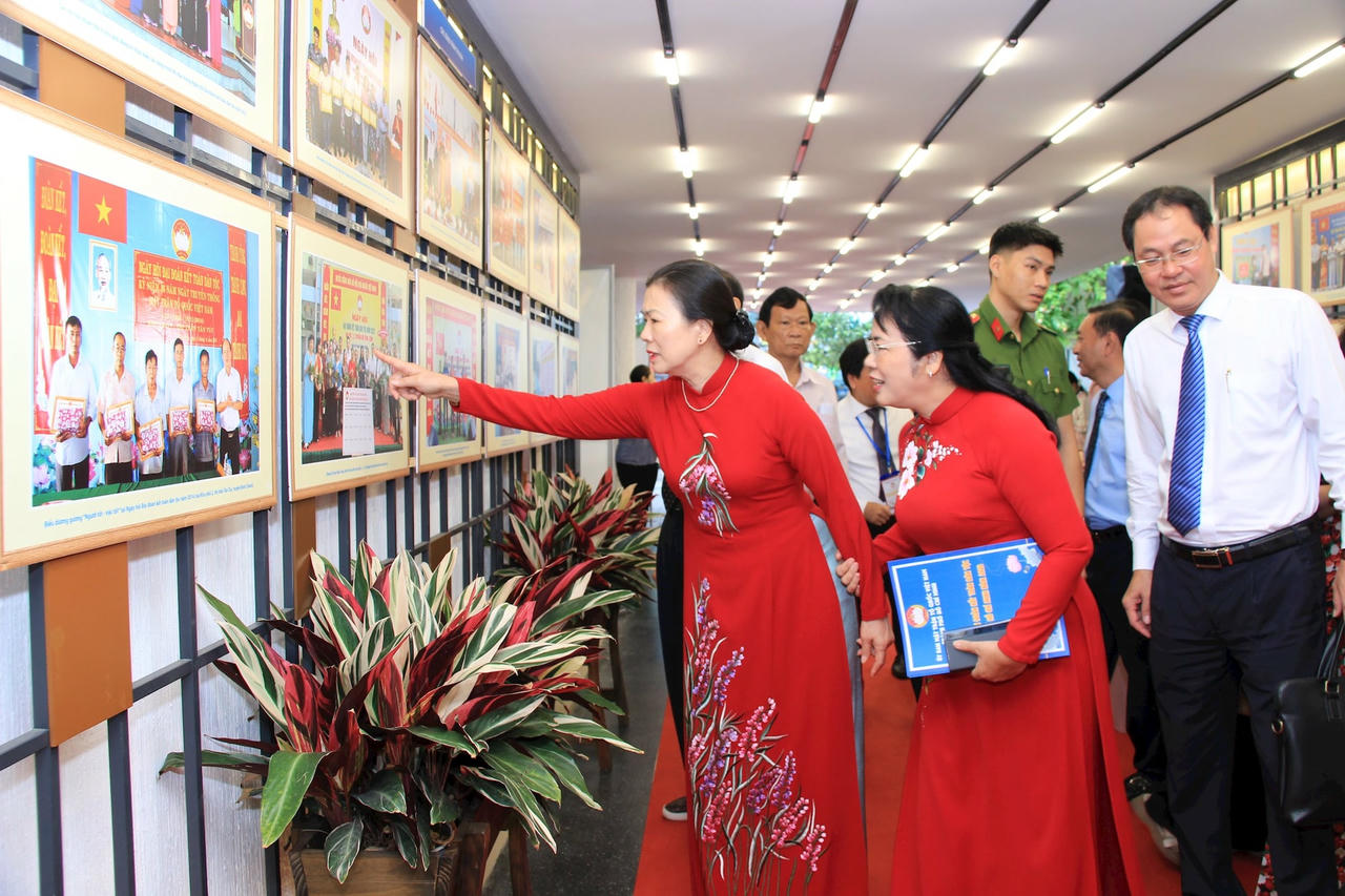 4.ba-truong-thi-ngoc-anh-cung-cac-dai-bieu-tham-quan-trien-lam-tai-le-ky-niem..jpg
