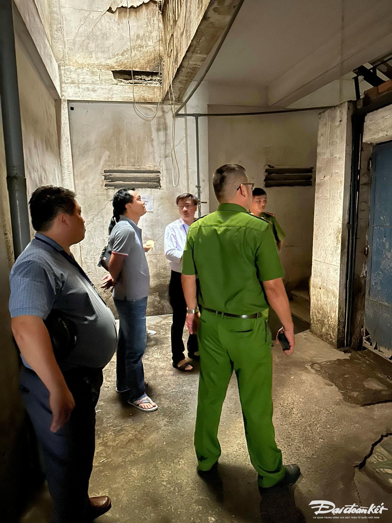 Cơ quan chức năng phối hợp kiểm tra một công trình nhà ở cũ trên địa bàn TPHCM.