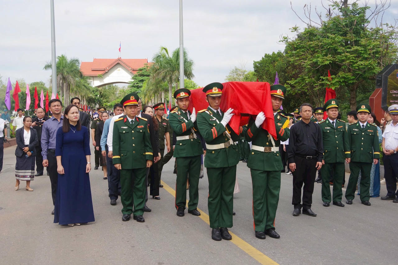 12-hai-cot-liet-si-1.jpg