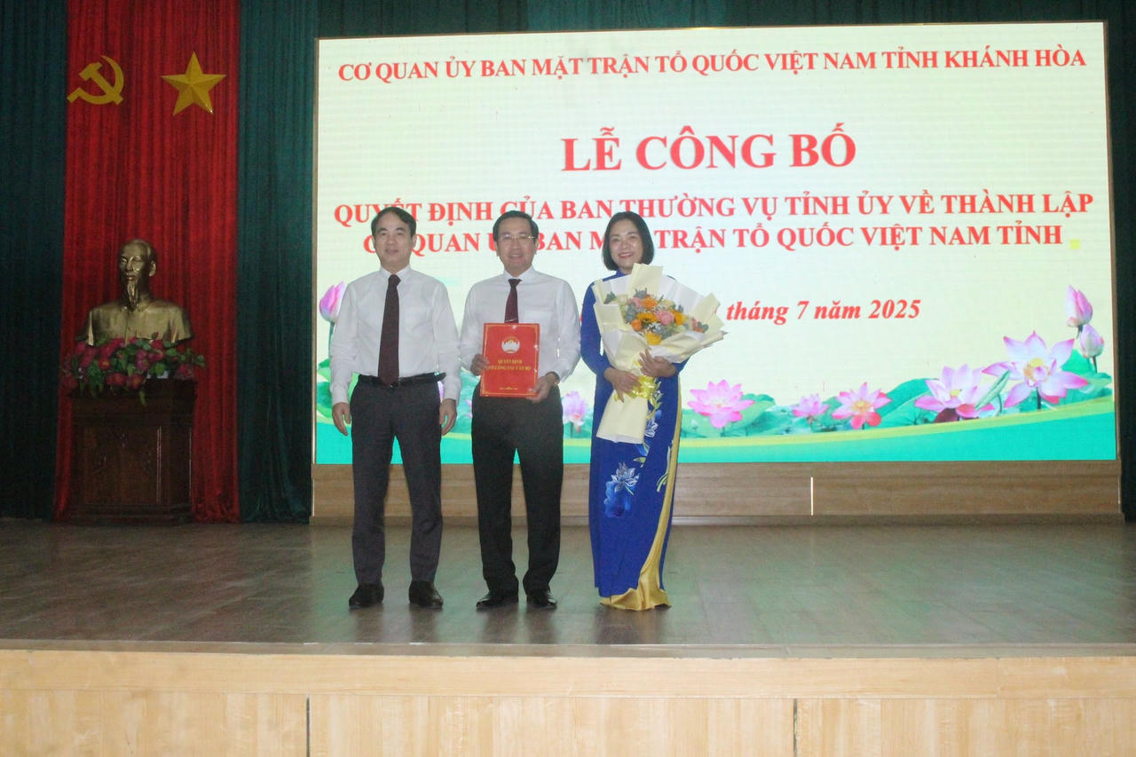 Ông Nghiêm Xuân Thành Bí thư Tỉnh ủy Khành Hòa, đã trao quyết định của Ban Chấp hành Đảng bộ tỉnh về việc thành lập cơ quan Ủy ban Mặt trận Tổ quốc Việt Nam tỉnh Kh