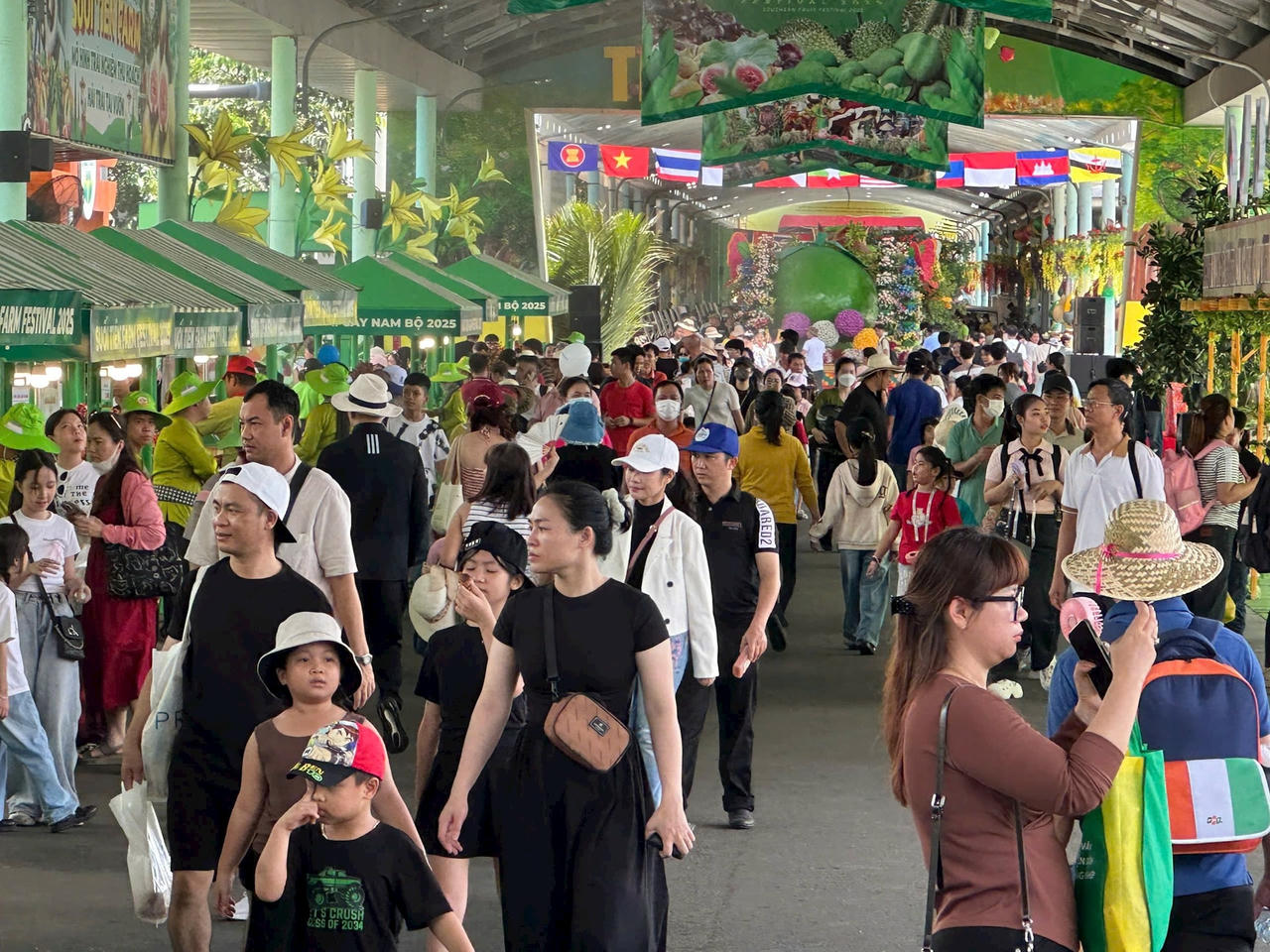 Lễ hội trái cây Nam bộ 2025 thu hút lượng lớn du khách tham quan. Ảnh: T.