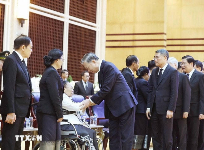 Tổng Bí thư Tô Lâm chia buồn với tang quyến nguyên Chủ tịch Đảng Nhân dân Cách mạng Lào, nguyên Chủ tịch nước Cộng hòa Dân chủ Nhân dân Lào Khamtay Siphandone. (Ảnh: Thống Nhất/TTXVN) ttxvn-tong-bi-thu-to-lam-khamtay-siphandone-2.jpg