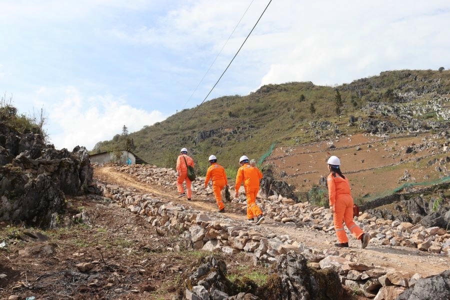 Thường xuyên kiểm tra hệ thống lưới điện tại các khu vực vùng núi cao.