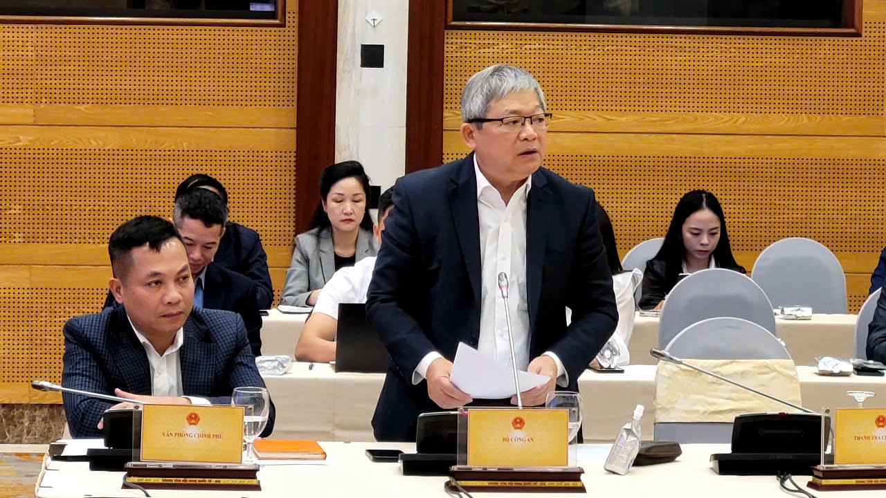 Ông Hoàng Anh Tuyên trả lời báo chí.
