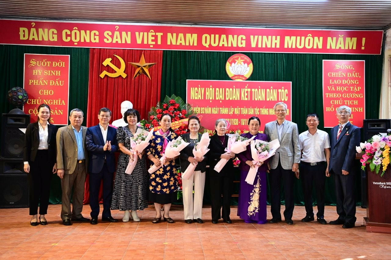 chu-tich-ubnd-tinh-nguyen-van-son-tang-hoa-nhung-gia-dinh-tieu-bieu-xuat-sac-duoc-to-dan-pho-tin-nhiem-cao.jpg