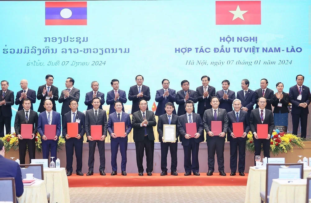 ttxvn-thu-tuong-pham-minh-chinh-va-thu-tuong-lao-sonexay-siphandone-du-hoi-nghi-hop-tac-dau-tu-viet-nam-lao-13-6211.jpg