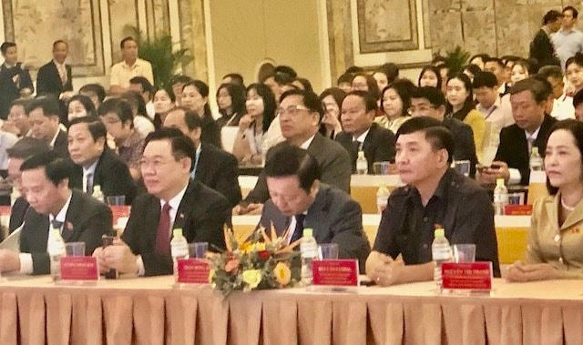 chu-tich-quoc-hoi-vuong-dinh-hue-va-cac-dai-bieu-tham-du-tai-le-cong-bo-quy-hoach-chung-do-thi-moi-cam-lam..jpg