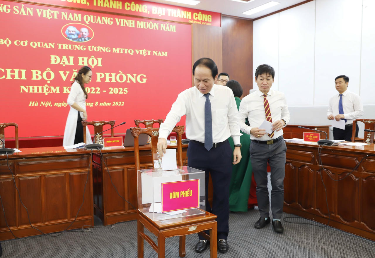 Phó Chủ tịch - Tổng Thư ký Lê Tiến Châu bỏ phiếu bầu Bí thư Chi bộ.
