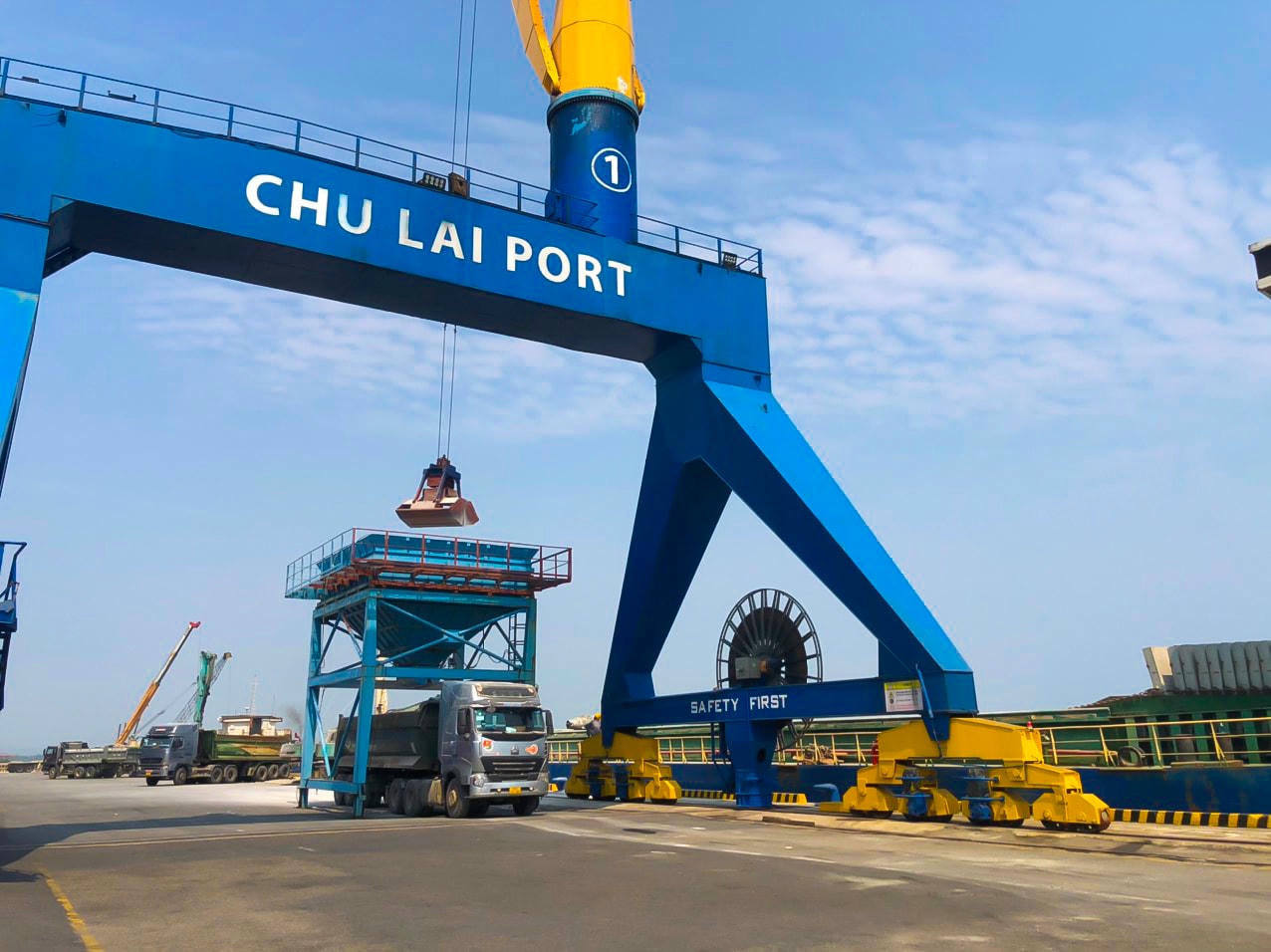 Hệ thống phễu rót phục vụ làm hàng đá vôi, muối..