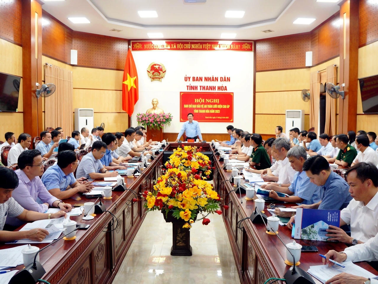 Ủy viên Ban Thường vụ Tỉnh ủy, Phó Chủ tịch UBND tỉnh Thanh Hóa Mai Xuân Liêm (người đứng giữa trong hình) chủ trì họp Ban chỉ đạo vệ an toàn lưới điện cao áp tỉnh Thanh Hóa.