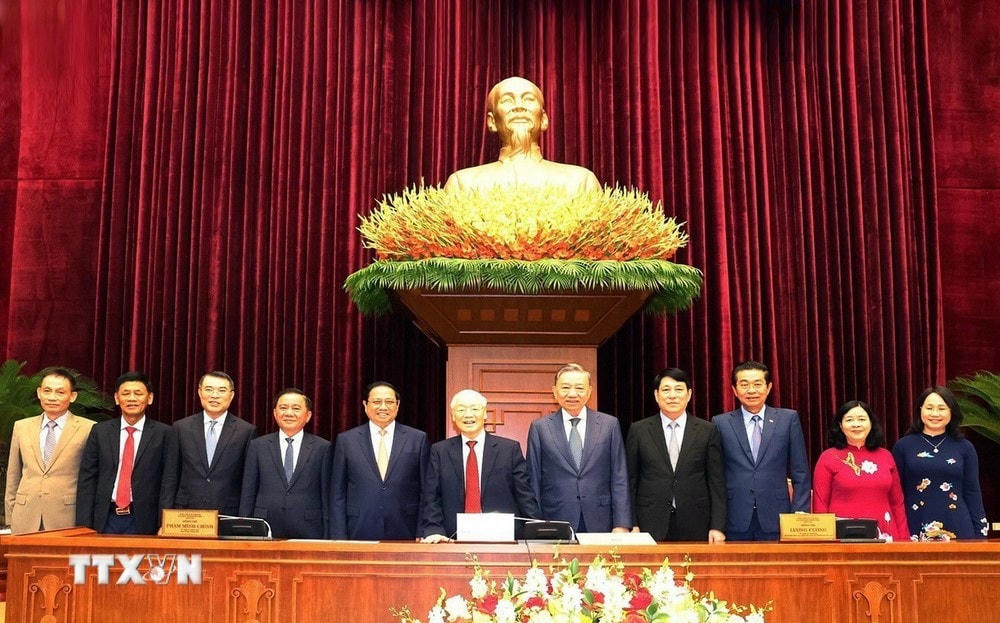 Tổng Bí thư Nguyễn Phú Trọng cùng các đồng chí lãnh đạo Đảng, Nhà nước và đại biểu dự bế mạc Hội nghị Trung ương lần thứ 9, khóa XIII. (Ảnh: Trí Dũng/TTXVN) ttxvn_hoi nghi trung uong 11_resize.jpg