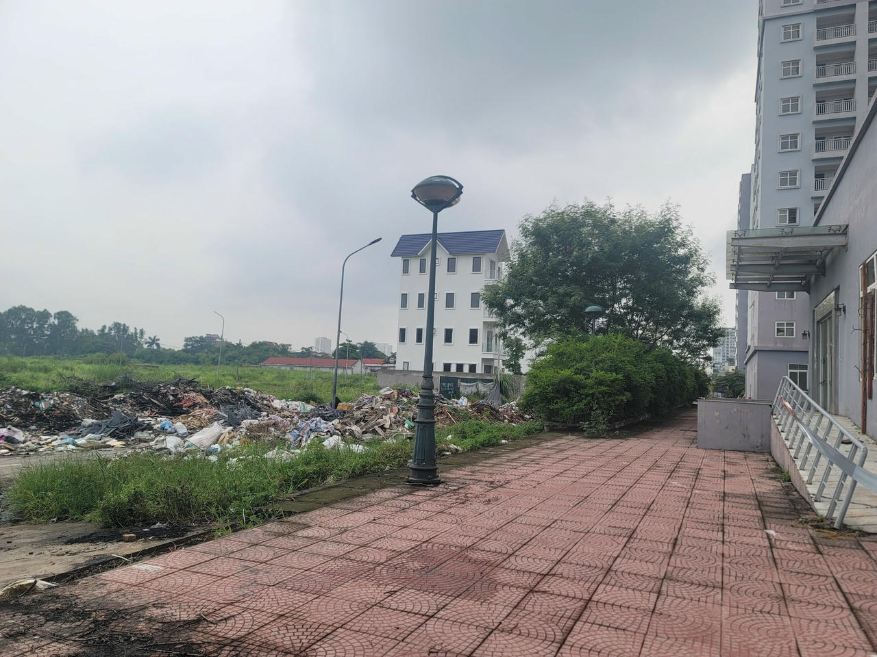 Rác thải tập kết, chất đống phía sau khu chung cư.