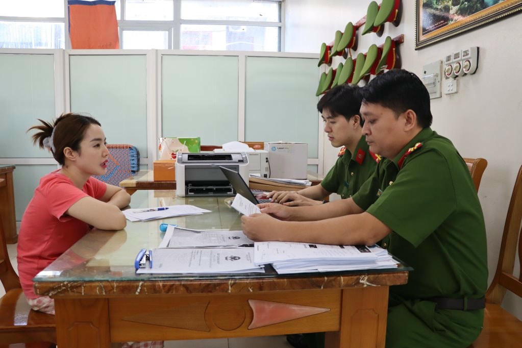 2270750_can_bo_co_quan_canh_sat_dieu_tra_lay_loi_khai_doi_tuong_nguyen_thi_hong_12354019.jpg
