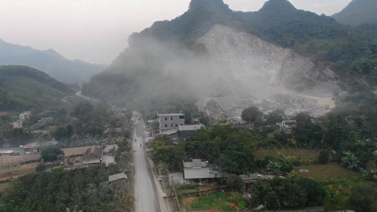 Mỏ đá Mèo Gù của Công ty TNHH Thắng Lợi nằm gần nhà dân, đường lớn, nhưng bụi rất nhiều. Ảnh: Ngô Hùng chụp cuối năm 2022