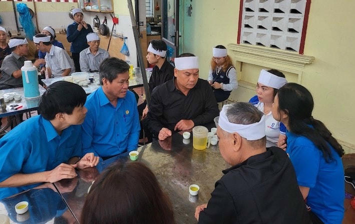 Phó Chủ tịch Tổng LĐLĐVN Huỳnh Thanh Xuân (thứ 2 từ trái sang) chia buồn với gia đình đoàn viên Lê Thị Oanh.