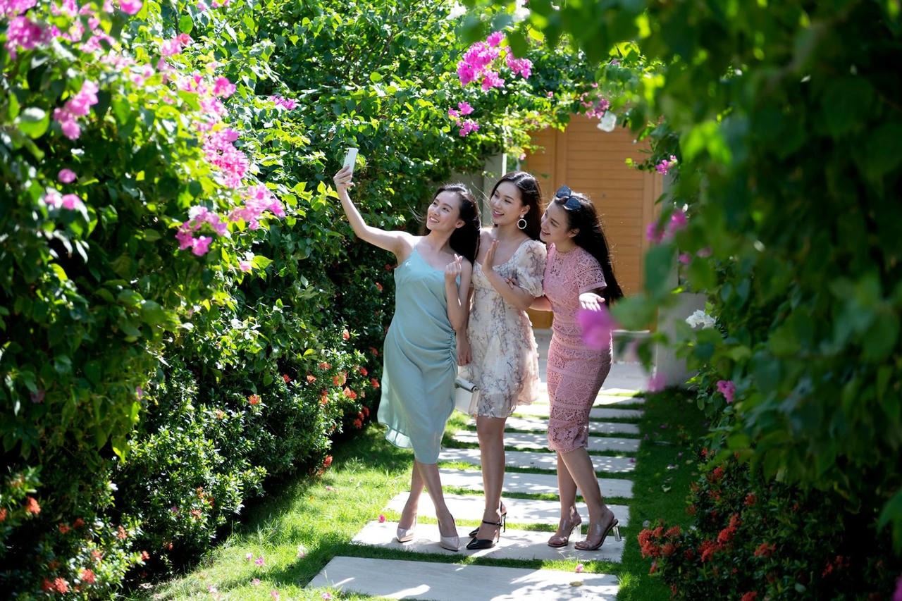 Không gian ngập tràn sắc xanh của cỏ cây, hoa lá rực rỡ tại đây đích thị là điểm đến không thể bỏ qua của những cô nàng đam mê check-in (Ảnh: FLC Quy Nhơn)