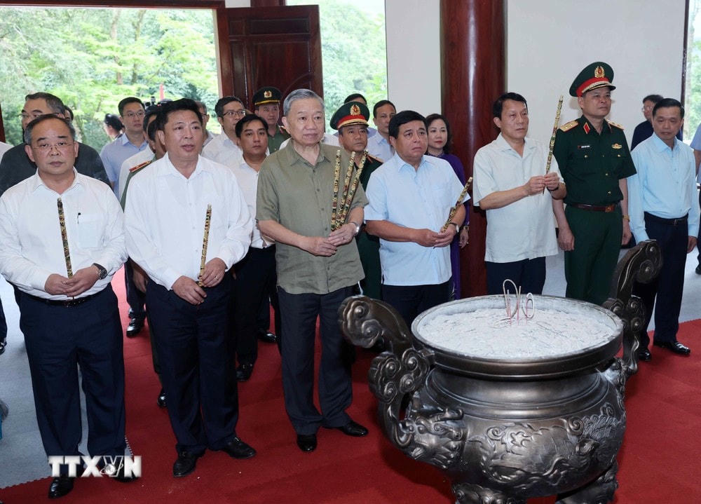 Chủ tịch nước Tô Lâm dâng hương tưởng niệm Đại tướng Võ Nguyên Giáp tại Khu Di tích Quốc gia đặc biệt rừng Trần Hưng Đạo. (Ảnh: Nhan Sáng/TTXVN) ttxvn_to_lam_2.jpg