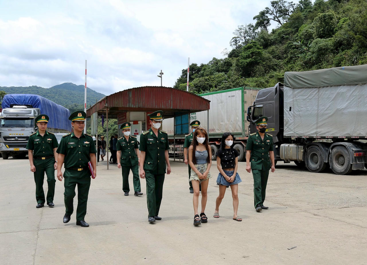 hai-nan-nhan-duoc-luc-luong-chuc-nang-ha-tinh-giai-cuu-dua-ve-nuoc-an-toan..jpg