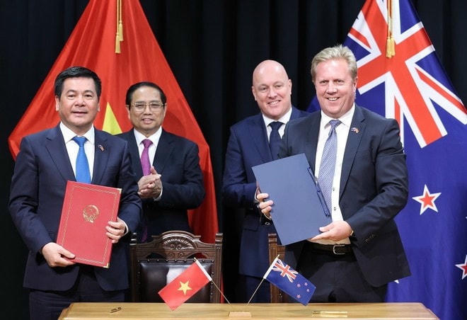 Thủ tướng Phạm Minh Chính và Thủ tướng Christopher Luxon chứng kiến Lễ ký văn kiện hợp tác giữa Bộ Công Thương Việt Nam và Bộ Ngoại giao và Thương mại New Zealand về hợp tác kinh tế, thương mại. (Ảnh: Dương Giang/TTXVN) hoi-dam-viet-nam-new-zealand-3-8124.jpg