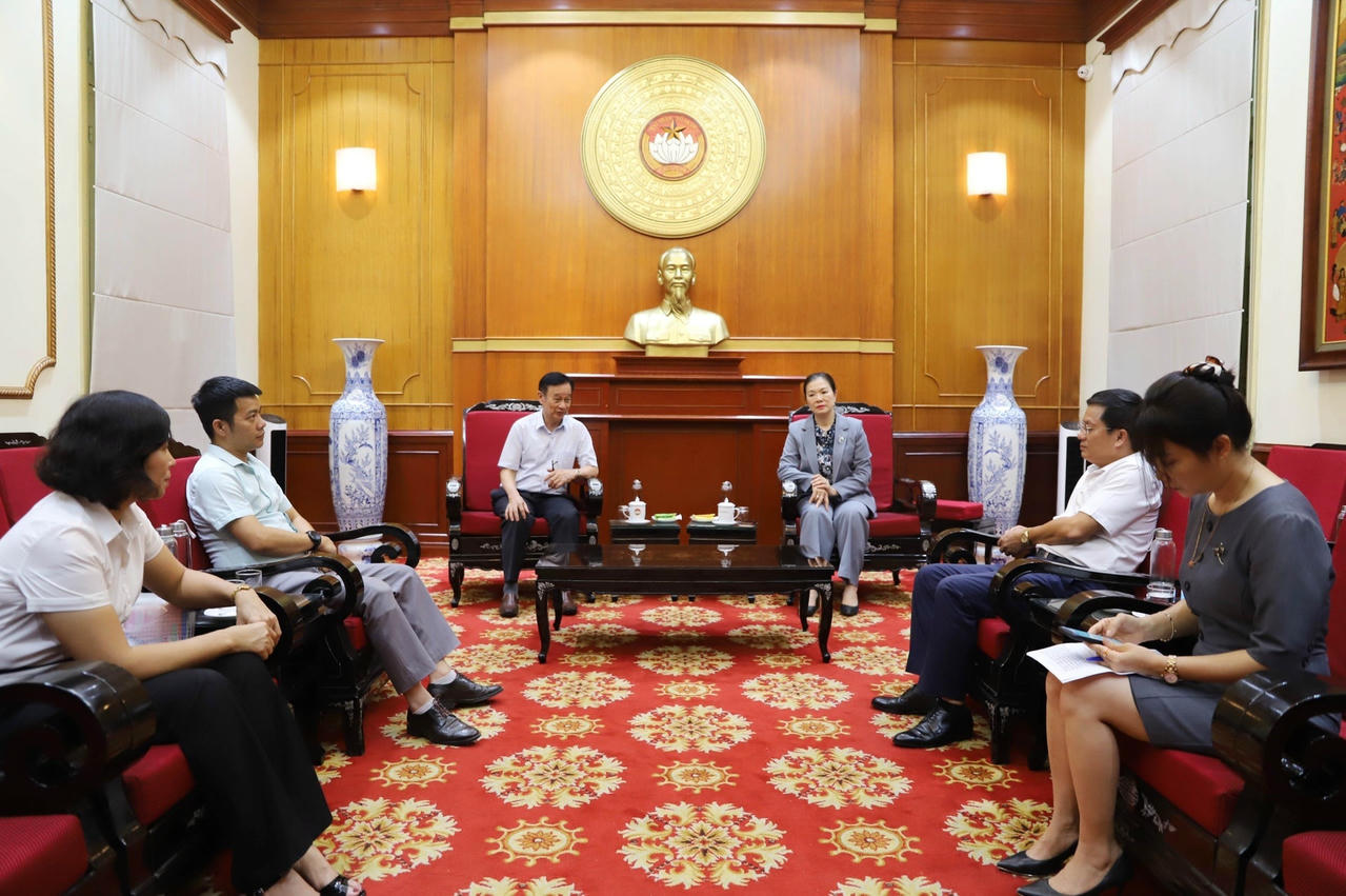 Quang cảnh buổi tiếp nhận. 