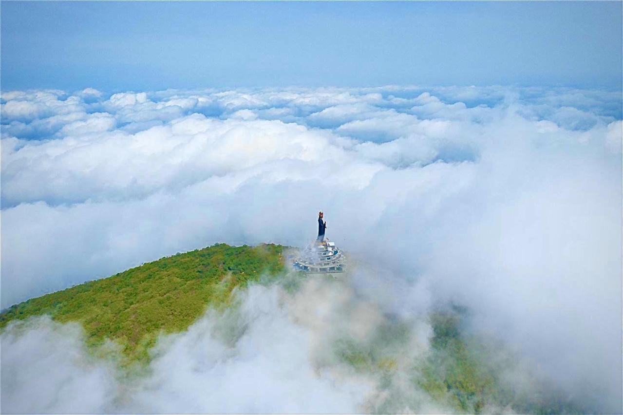 Tượng Phật Bà cao nhất châu Á trên núi Bà Đen.