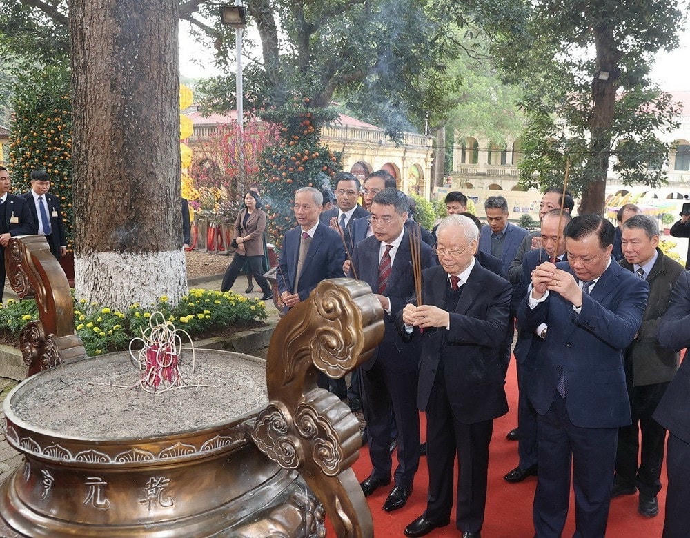 Tổng Bí thư Nguyễn Phú Trọng dâng hương tại Điện Kính Thiên, Khu di tích Hoàng thành Thăng Long-Di sản Văn hóa Thế giới. (Ảnh: Trí Dũng/TTXVN)