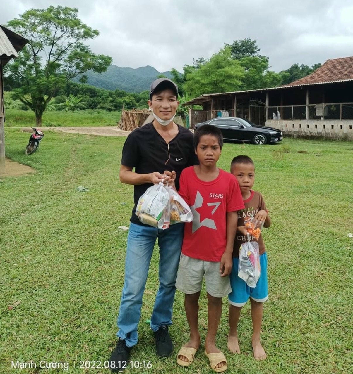 Thầy Cường trong một lần tham gia tình nguyện ở vùng cao biên giới.