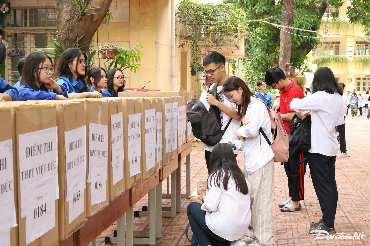 Khu vực gửi đồ của thí sinh tại điểm thi Trường THPT Việt Đức (Hà Nội) trước khi vào phòng dự thi tốt nghiệp THPT năm 2023.