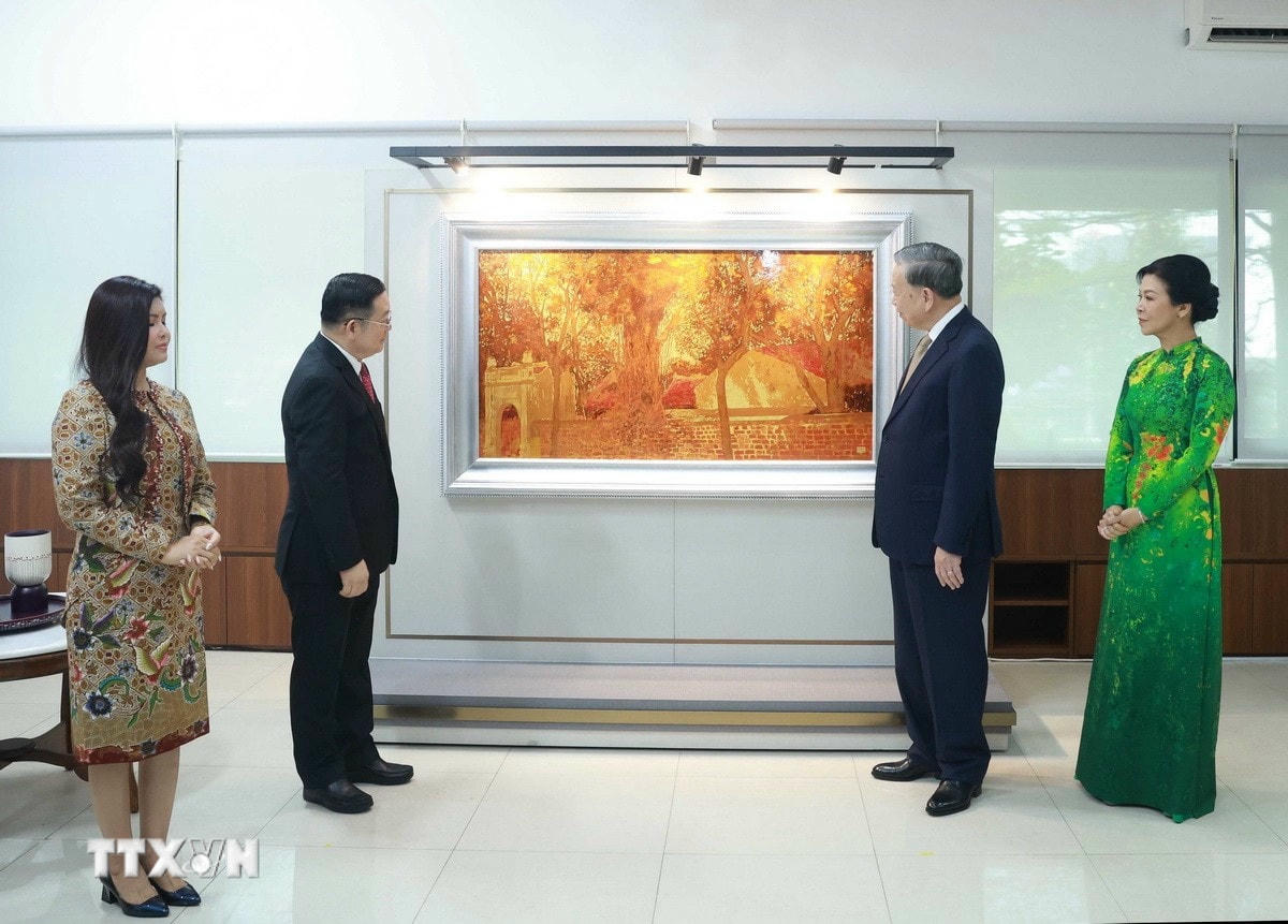 Tổng Bí thư Tô Lâm tặng bức tranh cho Ban Thư ký ASEAN. (Ảnh: Thống Nhất/TTXVN) ttxvn-tong-bi-thu-ban-thu-ky-asean-8.jpg