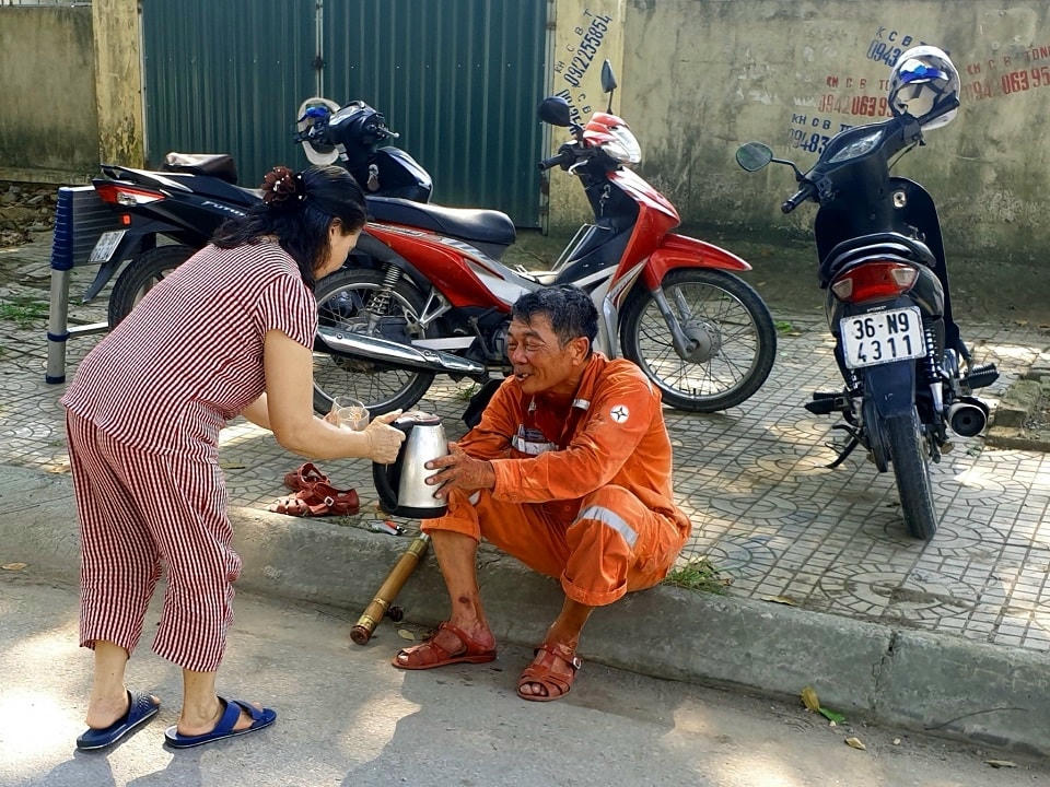 Người dân động viên, chia sẻ với người lao động PC Thanh Hóa trong những ngày hè nắng nóng không quản nỗi vất vả, nhọc nhằn để xử lý sự cố cho khách hàng sử dụng điện.