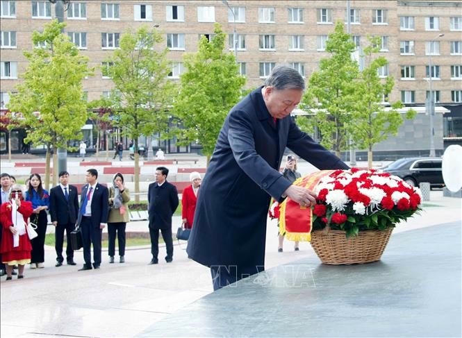 Tổng Bí thư Tô Lâm và Phu nhân cùng đoàn đại biểu cấp cao Việt Nam đến đặt hoa tại Tượng đài Chủ tịch Hồ Chí Minh ở thủ đô Moskva. Ảnh: TTXVN 
