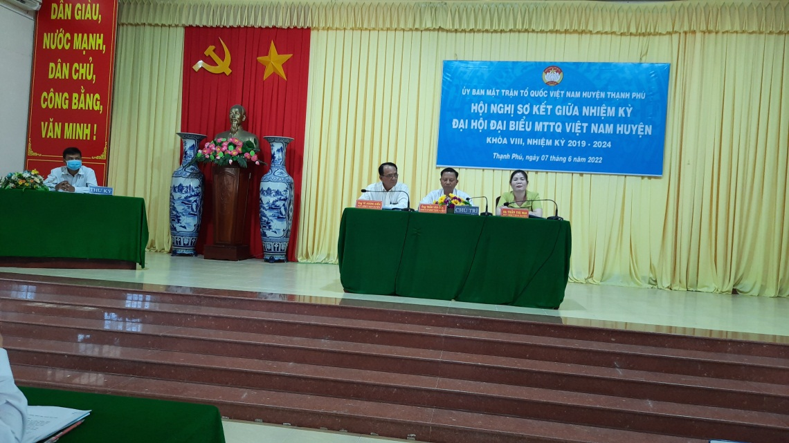 Chủ tọa điều hành Hội nghị.