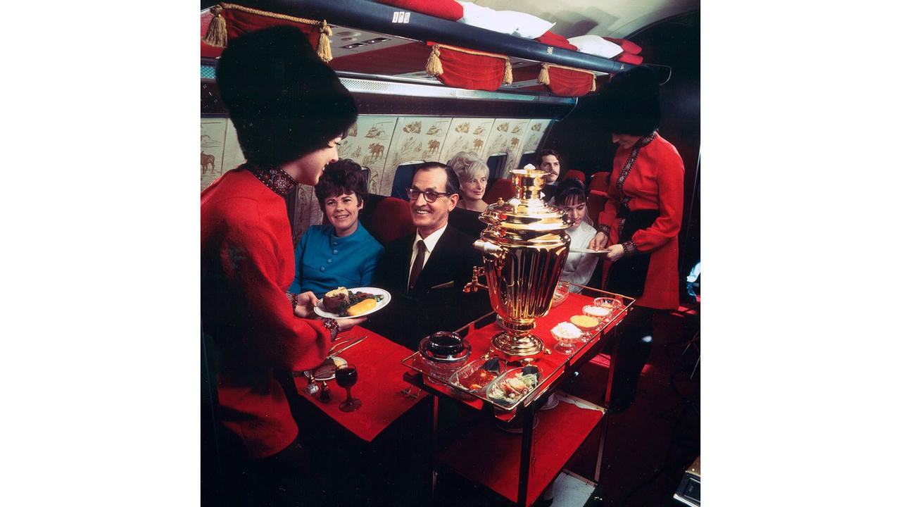 Quay lại cuối những năm 1960, Alaska Airlines đã ra mắt dịch vụ Golden Samovar để kỷ niệm “Di sản Nga đầy màu sắc của Alaska”. Ảnh: CNN.