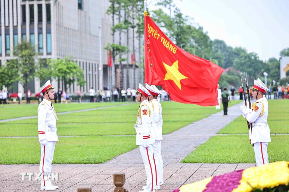 Các nghi thức buổi lễ chào cờ thiêng liêng. (Ảnh: Minh Đức/TTXVN)