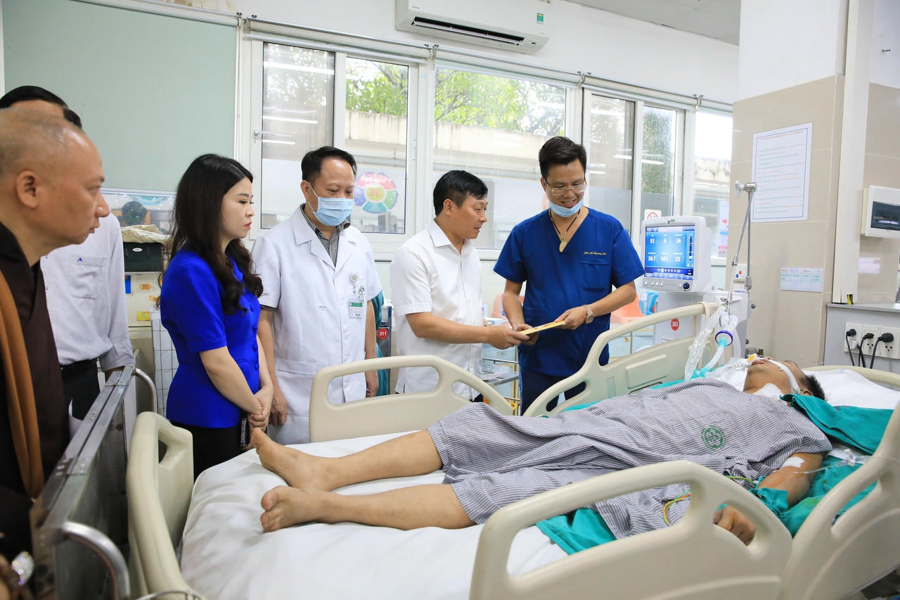 Phó Chủ tịch Ủy ban MTTQ Việt Nam thành phố Hà Nội Phạm Anh Tuấn (người thứ 2 từ phải sang trái) đến thăm hỏi, động viên nạn nhân.