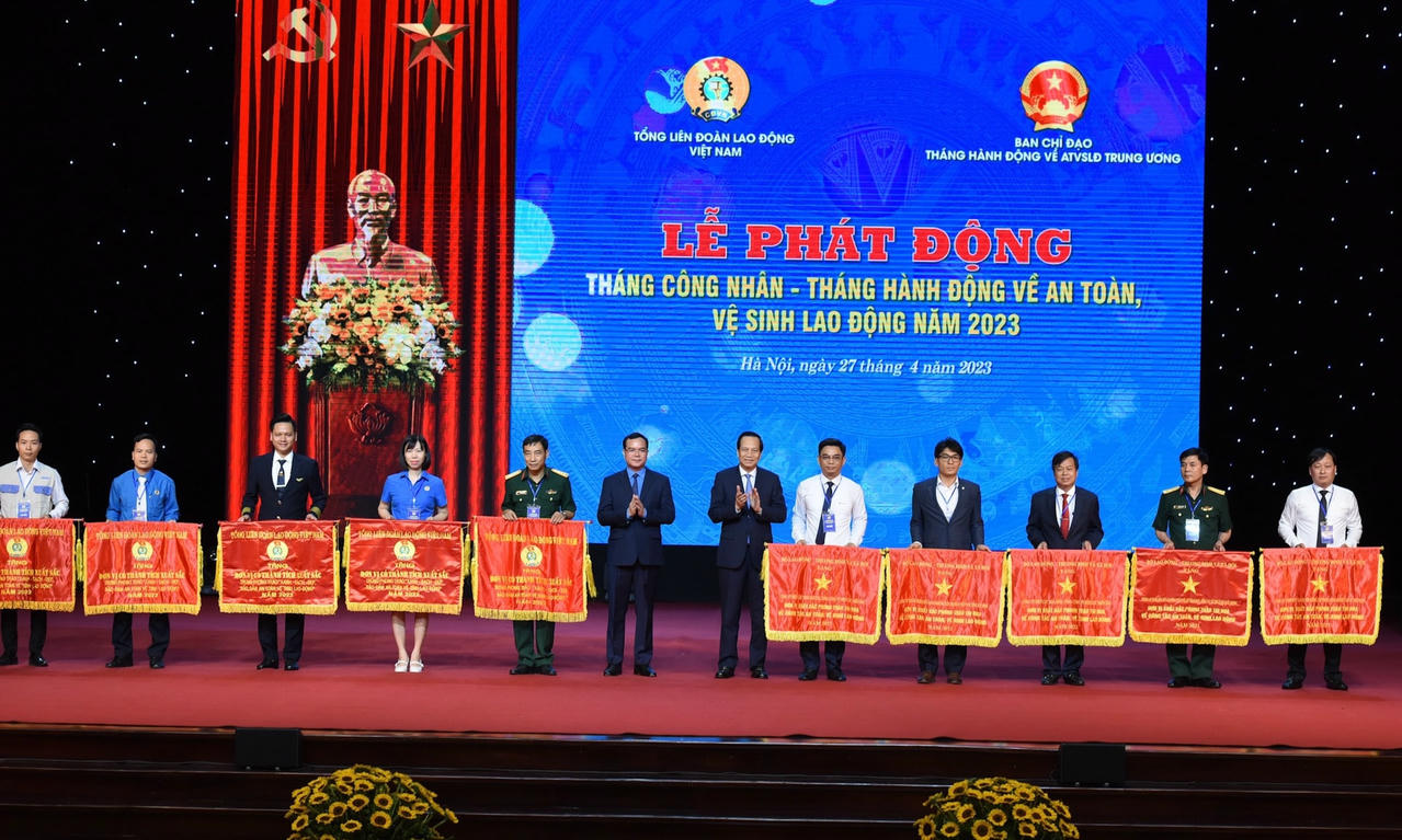 10 tập thể được tặng cờ thi đua từ Tổng LĐLĐ Việt Nam và Bộ LĐ-TB-XH.
