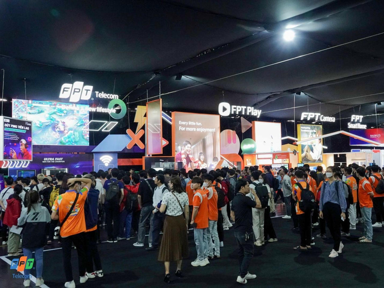 Booth FPT Telecom thu hút sự quan tâm từ đông đảo sinh viên, khách hàng doanh nghiệp tới tham gia.