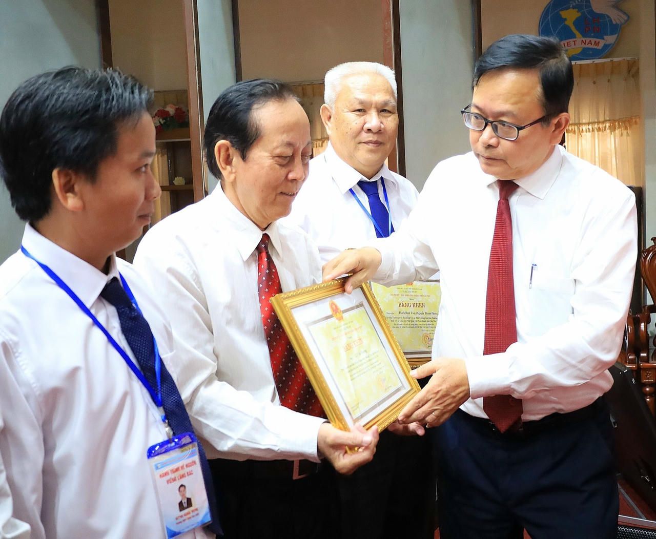 ong-nhan-tang-bang-khen.jpg