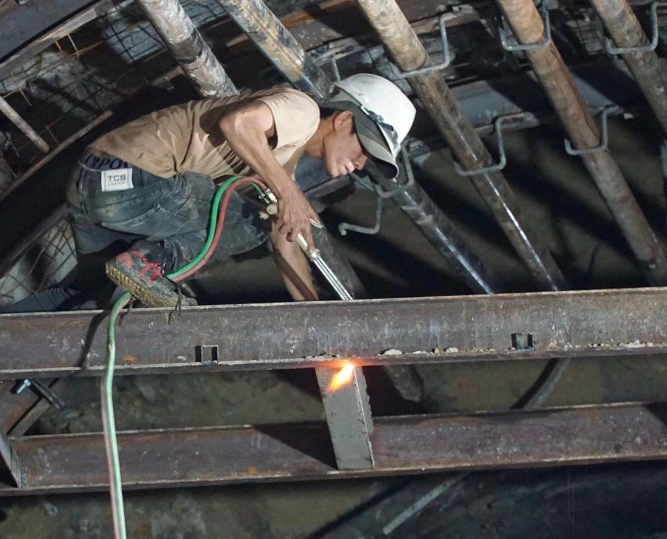 Các cán bộ công nhân đường sắt vẫn đang khẩn chương khắc phục sự cố Đèo Cả.