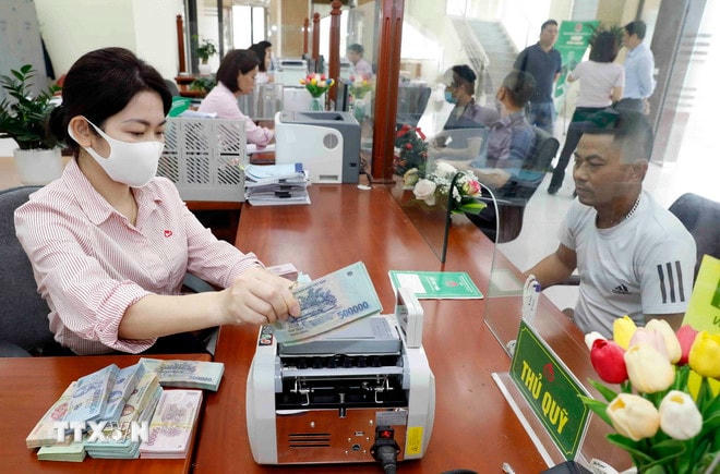 Người dân làm thủ tục vay vốn. (Nguồn: TTXVN) ttxvn-vay-von-4623.jpg