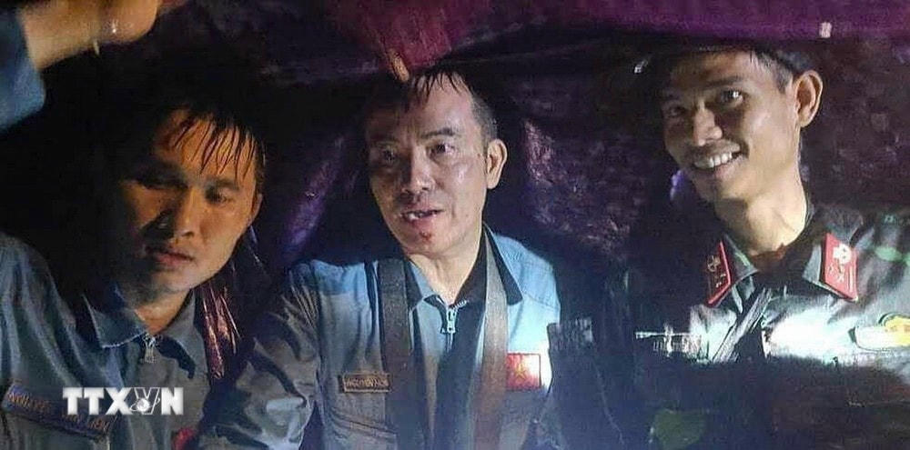 Thượng tá Nguyễn Hồng Quân (ở giữa) cùng lực lượng tìm kiếm. (Ảnh: TTXVN phát) ttxvn-phi cong2.jpg