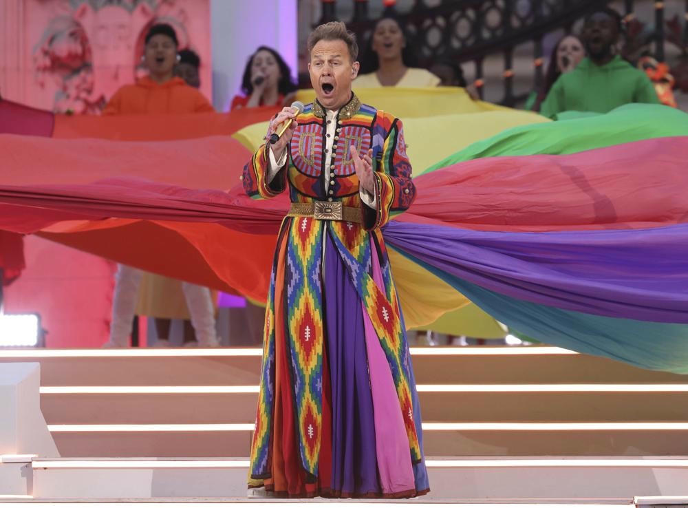 Jason Donovan biểu diễn trong buổi hòa nhạc diễn ra trước Cung điện Buckingham, London. Ảnh: AP.