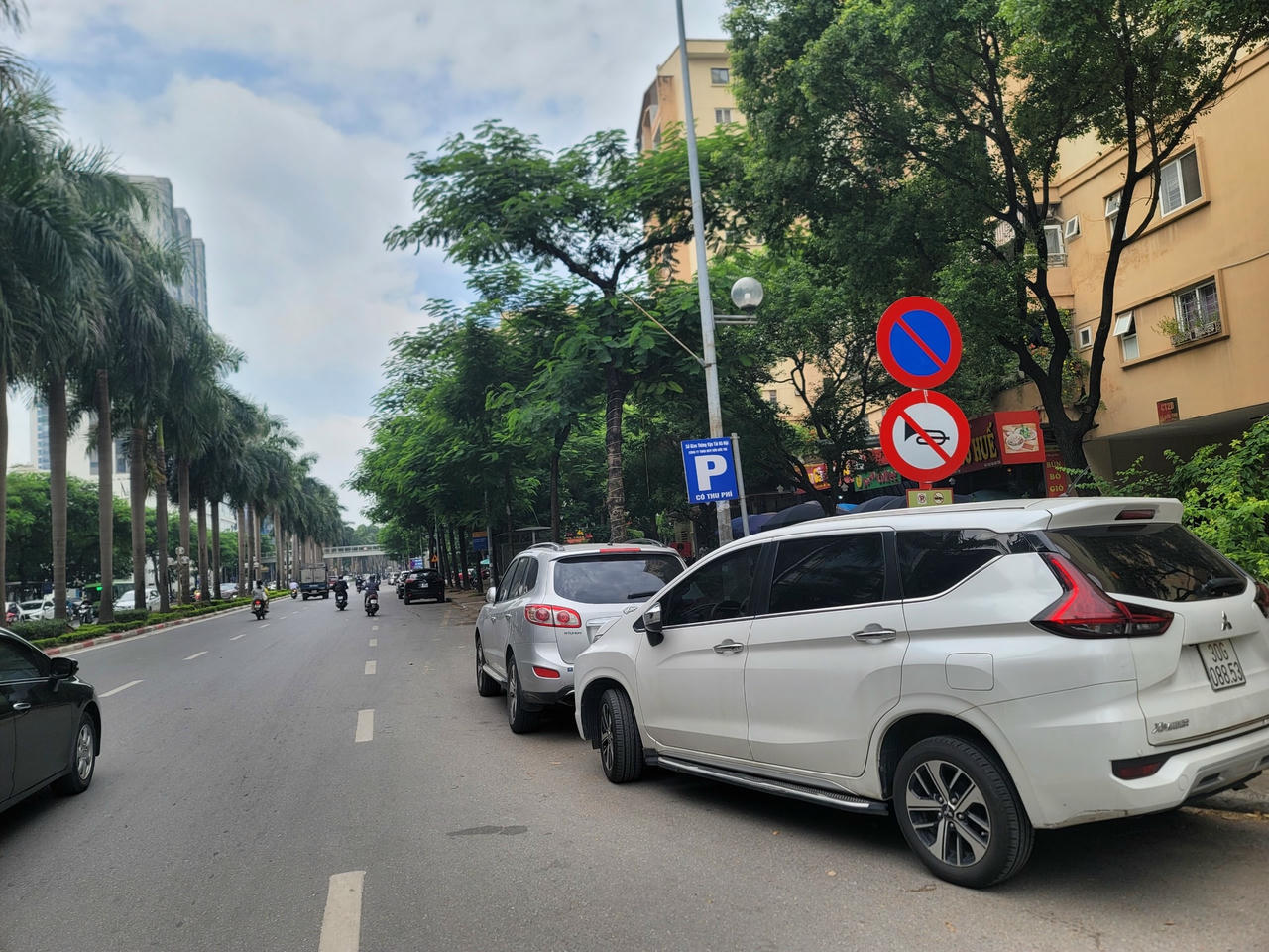 Nhiều người dân thắc mắc không biết xe đỗ như này có bị lực lượng chức năng xử phạt không khi phương tiện đỗ ngay dưới biển 