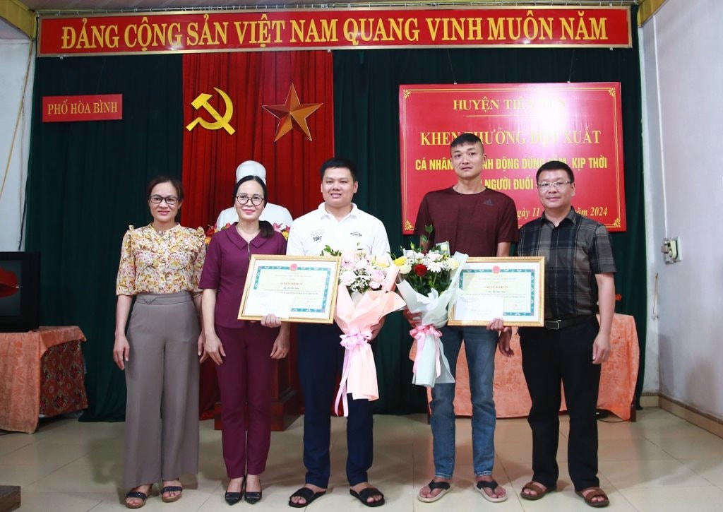 2222994_lanh_dao_thi_tran_tien_yen_khen_thuong_dot_xuat_cho_2_anh_bui_van_cuong_va_bui_xuan_cuong_15024311.jpg