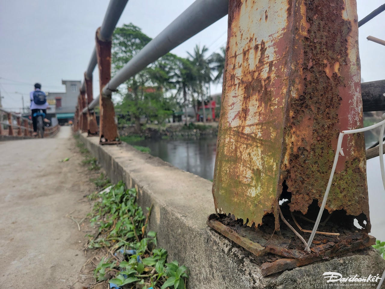 Phần trụ lan can bị hoen gỉ, mất chân, làm giảm khả năng chịu lực và ổn định của toàn bộ hệ thống lan can,