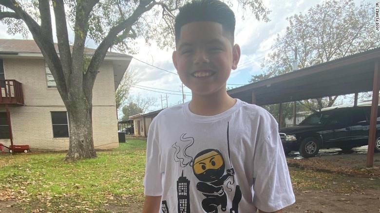 Cậu bé Jose Flores Jr yêu thích bóng chày và trò chơi điện tử. Ảnh: CNN.